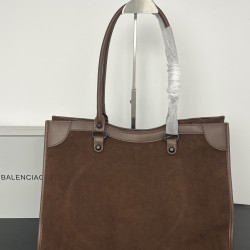 Balenciag spring biker outIet not to be missed is a practical design mini size best suited to shoulder-length pants only medium size and due to its light weight also has a sense of delivery not only easy to store but also the switch is magnetized to provi