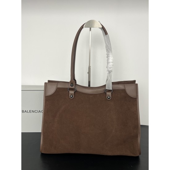 Balenciag spring biker outIet not to be missed is a practical design mini size best suited to shoulder-length pants only medium size and due to its light weight also has a sense of delivery not only easy to store but also the switch is magnetized to provi