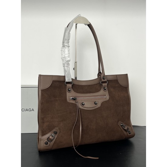 Balenciag spring biker outIet not to be missed is a practical design mini size best suited to shoulder-length pants only medium size and due to its light weight also has a sense of delivery not only easy to store but also the switch is magnetized to provi