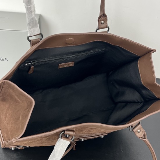 Balenciag spring biker outIet not to be missed is a practical design mini size best suited to shoulder-length pants only medium size and due to its light weight also has a sense of delivery not only easy to store but also the switch is magnetized to provi