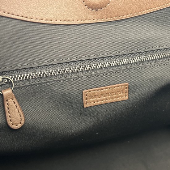 Balenciag spring biker outIet not to be missed is a practical design mini size best suited to shoulder-length pants only medium size and due to its light weight also has a sense of delivery not only easy to store but also the switch is magnetized to provi