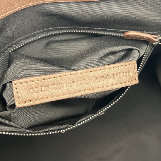 Balenciag spring biker outIet not to be missed is a practical design mini size best suited to shoulder-length pants only medium size and due to its light weight also has a sense of delivery not only easy to store but also the switch is magnetized to provi