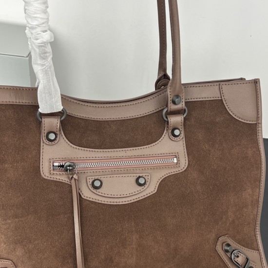 Balenciag spring biker outIet not to be missed is a practical design mini size best suited to shoulder-length pants only medium size and due to its light weight also has a sense of delivery not only easy to store but also the switch is magnetized to provi