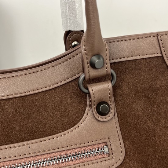 Balenciag spring biker outIet not to be missed is a practical design mini size best suited to shoulder-length pants only medium size and due to its light weight also has a sense of delivery not only easy to store but also the switch is magnetized to provi