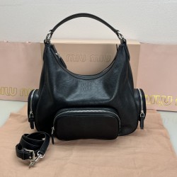390 spot black head cowhide MiuMi24ss new biker armpit bag multi-pocket design is really very practical retro with practical elements are very able to load the design of a bag in line with the current armpit bag fashion trend of the bag suitable for sprin