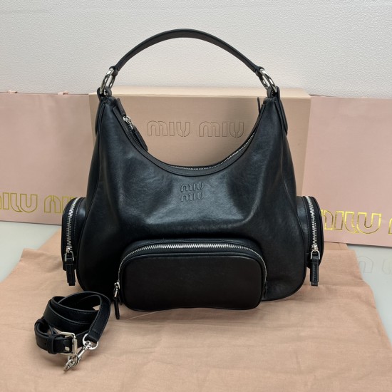 390 spot black head cowhide MiuMi24ss new biker armpit bag multi-pocket design is really very practical retro with practical elements are very able to load the design of a bag in line with the current armpit bag fashion trend of the bag suitable for sprin