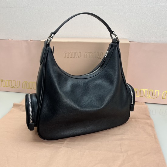 390 spot black head cowhide MiuMi24ss new biker armpit bag multi-pocket design is really very practical retro with practical elements are very able to load the design of a bag in line with the current armpit bag fashion trend of the bag suitable for sprin