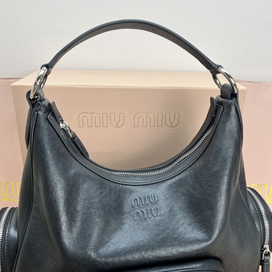 390 spot black head cowhide MiuMi24ss new biker armpit bag multi-pocket design is really very practical retro with practical elements are very able to load the design of a bag in line with the current armpit bag fashion trend of the bag suitable for sprin