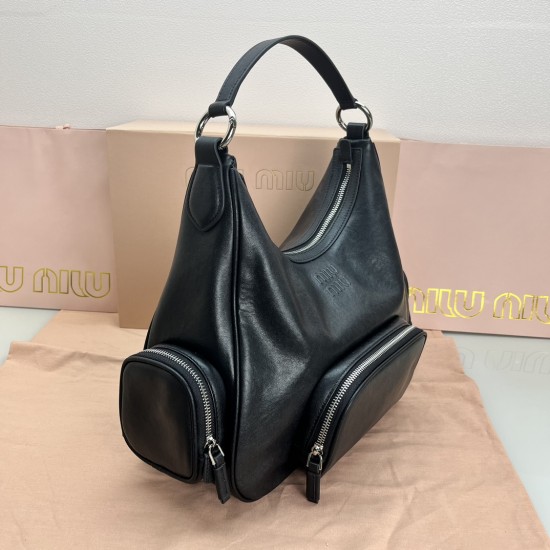390 spot black head cowhide MiuMi24ss new biker armpit bag multi-pocket design is really very practical retro with practical elements are very able to load the design of a bag in line with the current armpit bag fashion trend of the bag suitable for sprin