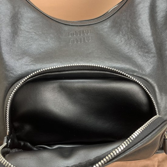 390 spot black head cowhide MiuMi24ss new biker armpit bag multi-pocket design is really very practical retro with practical elements are very able to load the design of a bag in line with the current armpit bag fashion trend of the bag suitable for sprin