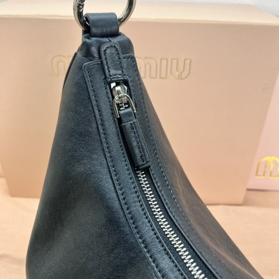 390 spot black head cowhide MiuMi24ss new biker armpit bag multi-pocket design is really very practical retro with practical elements are very able to load the design of a bag in line with the current armpit bag fashion trend of the bag suitable for sprin