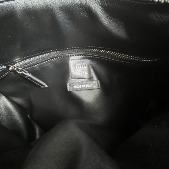 390 spot black head cowhide MiuMi24ss new biker armpit bag multi-pocket design is really very practical retro with practical elements are very able to load the design of a bag in line with the current armpit bag fashion trend of the bag suitable for sprin