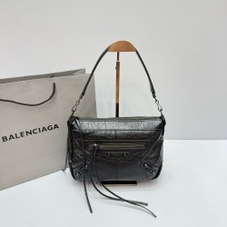 Oil wax black large Balenciag new horizontal handheld camera biker bag more and more hot Parisian biker bag finally on the new models in the traditional biker bag to improve the classic biker elements full of rock and roll atmosphere of bold and avant-gar