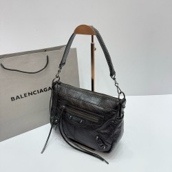 Oil wax black large Balenciag new horizontal handheld camera biker bag more and more hot Parisian biker bag finally on the new models in the traditional biker bag to improve the classic biker elements full of rock and roll atmosphere of bold and avant-gar