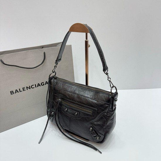 Oil wax black large Balenciag new horizontal handheld camera biker bag more and more hot Parisian biker bag finally on the new models in the traditional biker bag to improve the classic biker elements full of rock and roll atmosphere of bold and avant-gar