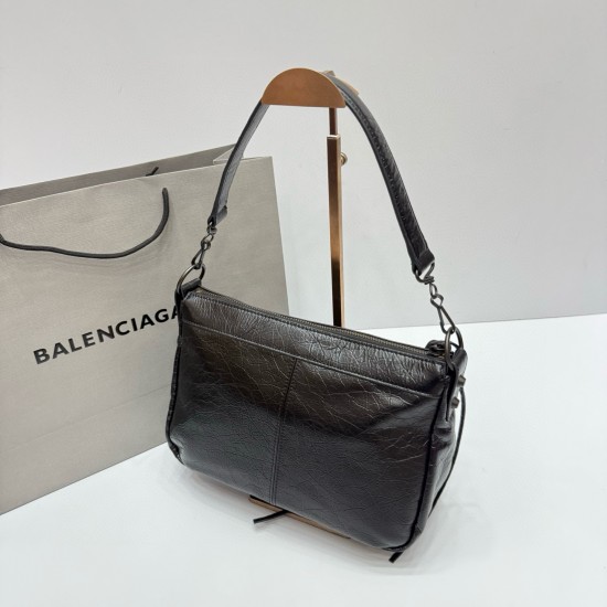 Oil wax black large Balenciag new horizontal handheld camera biker bag more and more hot Parisian biker bag finally on the new models in the traditional biker bag to improve the classic biker elements full of rock and roll atmosphere of bold and avant-gar