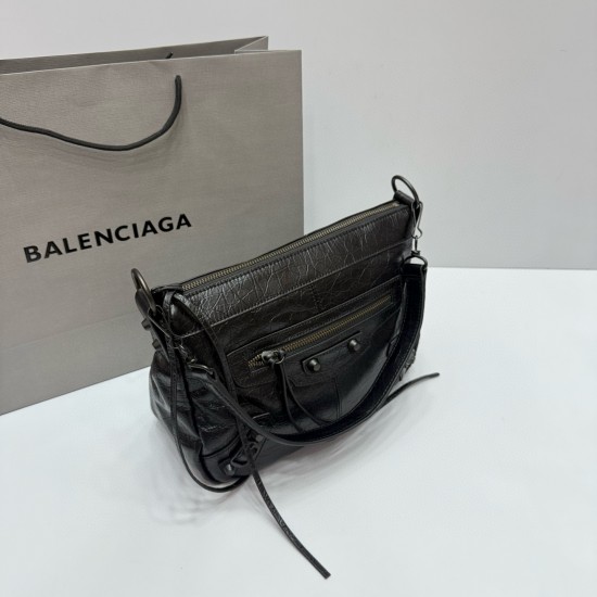 Oil wax black large Balenciag new horizontal handheld camera biker bag more and more hot Parisian biker bag finally on the new models in the traditional biker bag to improve the classic biker elements full of rock and roll atmosphere of bold and avant-gar