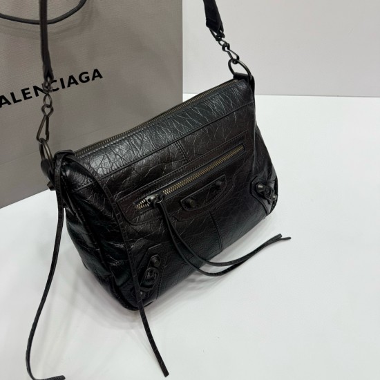 Oil wax black large Balenciag new horizontal handheld camera biker bag more and more hot Parisian biker bag finally on the new models in the traditional biker bag to improve the classic biker elements full of rock and roll atmosphere of bold and avant-gar