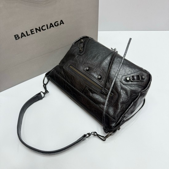 Oil wax black large Balenciag new horizontal handheld camera biker bag more and more hot Parisian biker bag finally on the new models in the traditional biker bag to improve the classic biker elements full of rock and roll atmosphere of bold and avant-gar
