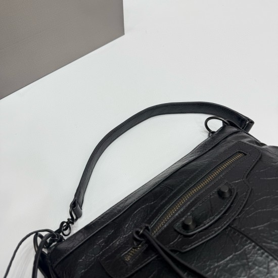 Oil wax black large Balenciag new horizontal handheld camera biker bag more and more hot Parisian biker bag finally on the new models in the traditional biker bag to improve the classic biker elements full of rock and roll atmosphere of bold and avant-gar