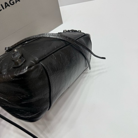 Oil wax black large Balenciag new horizontal handheld camera biker bag more and more hot Parisian biker bag finally on the new models in the traditional biker bag to improve the classic biker elements full of rock and roll atmosphere of bold and avant-gar