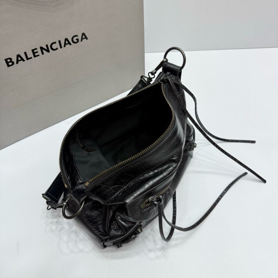 Oil wax black large Balenciag new horizontal handheld camera biker bag more and more hot Parisian biker bag finally on the new models in the traditional biker bag to improve the classic biker elements full of rock and roll atmosphere of bold and avant-gar