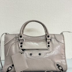 420 升级版大号奶茶色新款 Le City机车包 经典之作重新演绎  于 2000年首次推出的标志性包袋BALENCIAGA Le City 的回归重新推出的 Le City 采用奢华 Arena 皮革制成强调了包括原始尺寸铆钉系带拉链头涂漆皮革手柄和肩带在内的复古细节小号 24169cm  中号301910cm大号372315cm 款号 50025