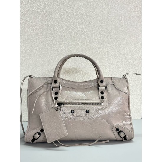 420 升级版大号奶茶色新款 Le City机车包 经典之作重新演绎  于 2000年首次推出的标志性包袋BALENCIAGA Le City 的回归重新推出的 Le City 采用奢华 Arena 皮革制成强调了包括原始尺寸铆钉系带拉链头涂漆皮革手柄和肩带在内的复古细节小号 24169cm  中号301910cm大号372315cm 款号 50025