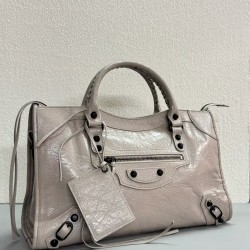 420 升级版大号奶茶色新款 Le City机车包 经典之作重新演绎  于 2000年首次推出的标志性包袋BALENCIAGA Le City 的回归重新推出的 Le City 采用奢华 Arena 皮革制成强调了包括原始尺寸铆钉系带拉链头涂漆皮革手柄和肩带在内的复古细节小号 24169cm  中号301910cm大号372315cm 款号 50025