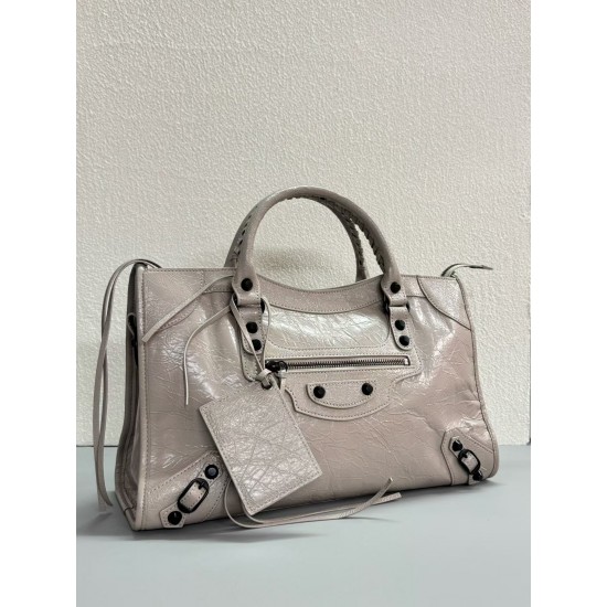 420 升级版大号奶茶色新款 Le City机车包 经典之作重新演绎  于 2000年首次推出的标志性包袋BALENCIAGA Le City 的回归重新推出的 Le City 采用奢华 Arena 皮革制成强调了包括原始尺寸铆钉系带拉链头涂漆皮革手柄和肩带在内的复古细节小号 24169cm  中号301910cm大号372315cm 款号 50025