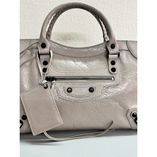 420 升级版大号奶茶色新款 Le City机车包 经典之作重新演绎  于 2000年首次推出的标志性包袋BALENCIAGA Le City 的回归重新推出的 Le City 采用奢华 Arena 皮革制成强调了包括原始尺寸铆钉系带拉链头涂漆皮革手柄和肩带在内的复古细节小号 24169cm  中号301910cm大号372315cm 款号 50025