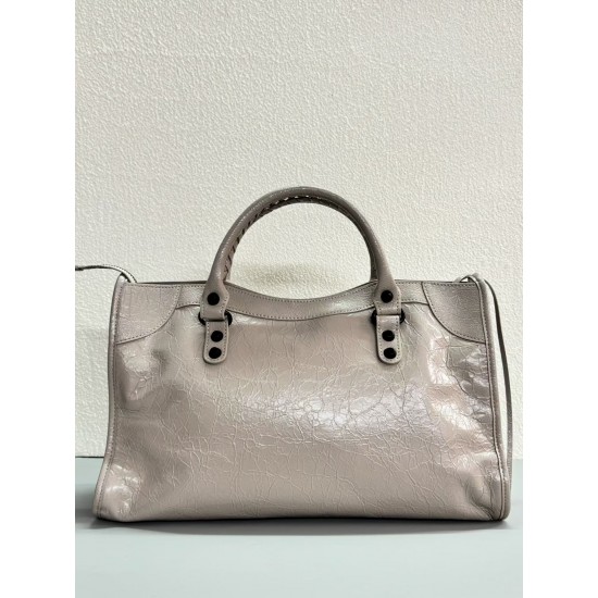 420 升级版大号奶茶色新款 Le City机车包 经典之作重新演绎  于 2000年首次推出的标志性包袋BALENCIAGA Le City 的回归重新推出的 Le City 采用奢华 Arena 皮革制成强调了包括原始尺寸铆钉系带拉链头涂漆皮革手柄和肩带在内的复古细节小号 24169cm  中号301910cm大号372315cm 款号 50025