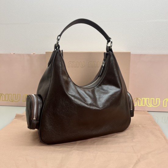 390 spot heather color head cowhide MiuMi24ss new biker underarm bag multi-pocket design is really very practical retro with practical elements are very able to load the design of a bag in line with the current underarm bag fashion trend of the bag suitab