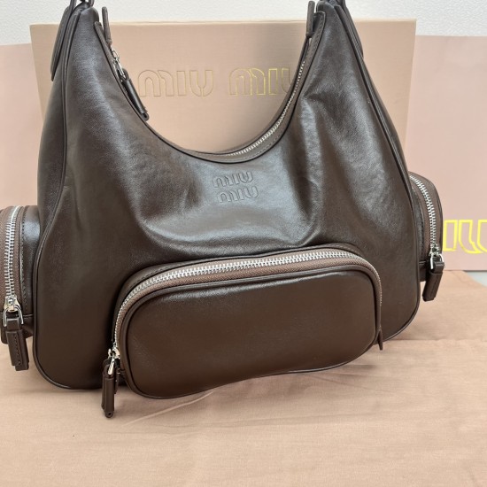 390 spot heather color head cowhide MiuMi24ss new biker underarm bag multi-pocket design is really very practical retro with practical elements are very able to load the design of a bag in line with the current underarm bag fashion trend of the bag suitab