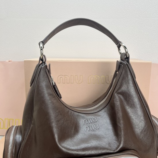 390 spot heather color head cowhide MiuMi24ss new biker underarm bag multi-pocket design is really very practical retro with practical elements are very able to load the design of a bag in line with the current underarm bag fashion trend of the bag suitab