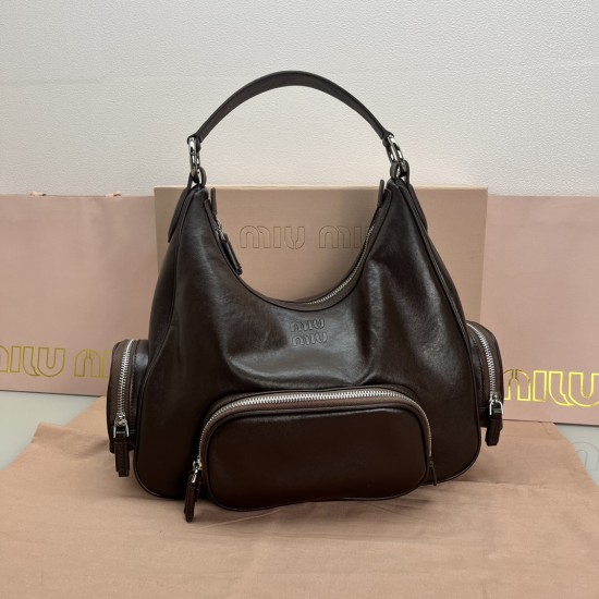 390 spot heather color head cowhide MiuMi24ss new biker underarm bag multi-pocket design is really very practical retro with practical elements are very able to load the design of a bag in line with the current underarm bag fashion trend of the bag suitab