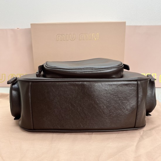 390 spot heather color head cowhide MiuMi24ss new biker underarm bag multi-pocket design is really very practical retro with practical elements are very able to load the design of a bag in line with the current underarm bag fashion trend of the bag suitab