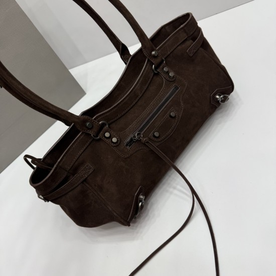 Frosted coffee Balenciag Le city cross section biker bag must Amway 0 as the global spokesman kritt the same style it directly in the fashion circle shark crazy classic black leather texture pull full old hardware through the retro flavor casual and uninh