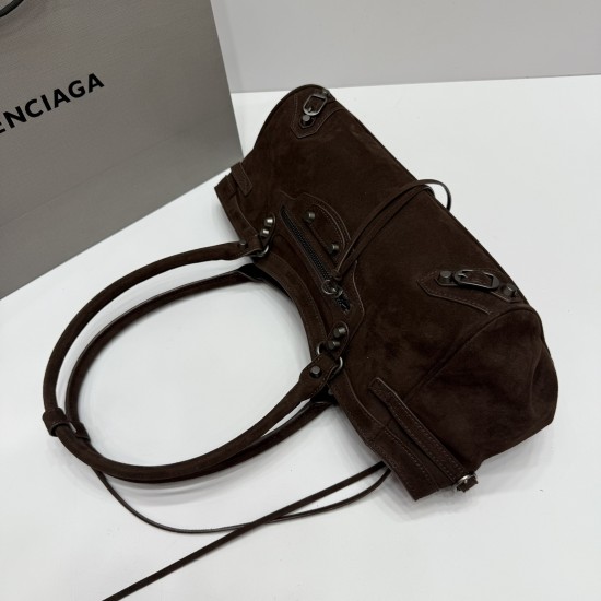 Frosted coffee Balenciag Le city cross section biker bag must Amway 0 as the global spokesman kritt the same style it directly in the fashion circle shark crazy classic black leather texture pull full old hardware through the retro flavor casual and uninh