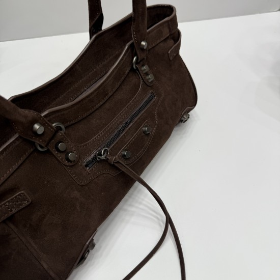 Frosted coffee Balenciag Le city cross section biker bag must Amway 0 as the global spokesman kritt the same style it directly in the fashion circle shark crazy classic black leather texture pull full old hardware through the retro flavor casual and uninh