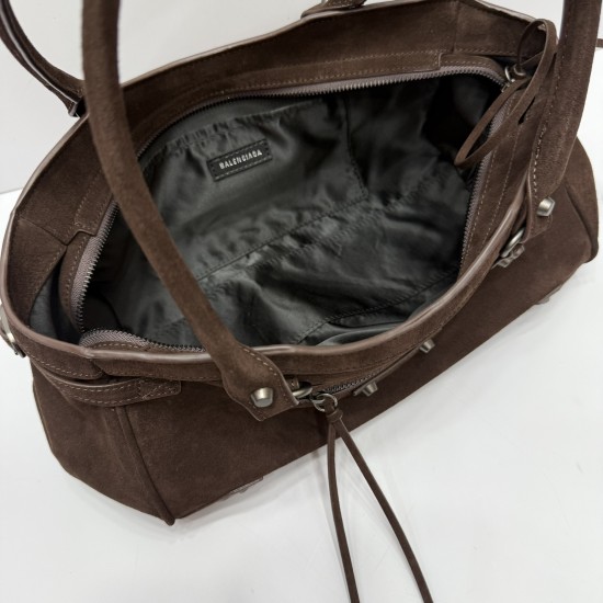 Frosted coffee Balenciag Le city cross section biker bag must Amway 0 as the global spokesman kritt the same style it directly in the fashion circle shark crazy classic black leather texture pull full old hardware through the retro flavor casual and uninh