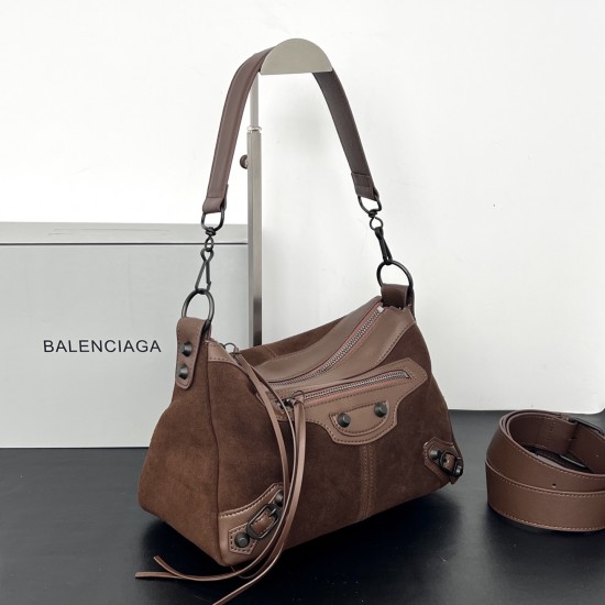 380360 Balengiag le city moto large biker bag is back in full force If you like the biker bag's studded functionality but want it to be a little more minimalist, we strongly recommend that you choose the moto lightweight and large capacity, the whole bag 