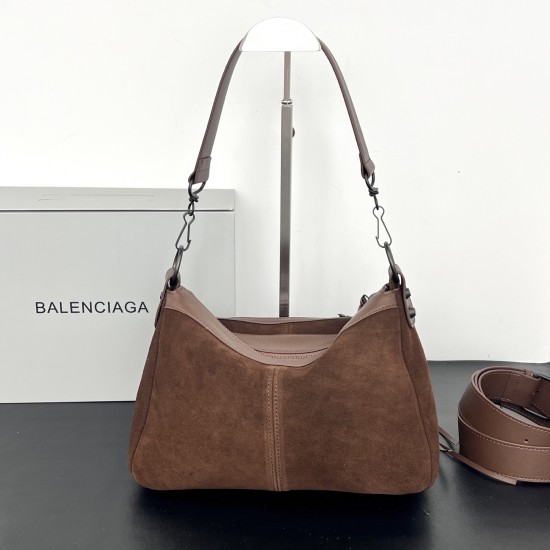 380360 Balengiag le city moto large biker bag is back in full force If you like the biker bag's studded functionality but want it to be a little more minimalist, we strongly recommend that you choose the moto lightweight and large capacity, the whole bag 