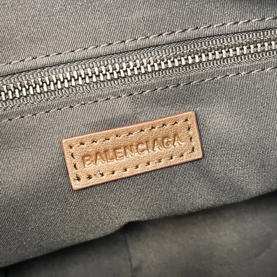 380360 Balengiag le city moto large biker bag is back in full force If you like the biker bag's studded functionality but want it to be a little more minimalist, we strongly recommend that you choose the moto lightweight and large capacity, the whole bag 