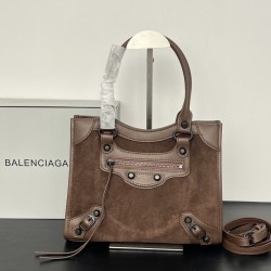 Balenciag spring biker outIet not to be missed is a practical design mini size best suited to shoulder-length pants only medium size and due to its light weight also has a sense of delivery not only easy to store but also the switch is magnetized to provi
