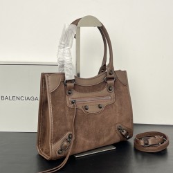 Balenciag spring biker outIet not to be missed is a practical design mini size best suited to shoulder-length pants only medium size and due to its light weight also has a sense of delivery not only easy to store but also the switch is magnetized to provi