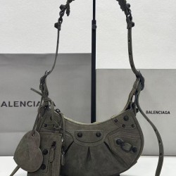 Small frosted green spot Balenciag Le Cagole half-moon tooth armpit bag crossbody bag king bomb BB new favorite debut ah in the traditional biker bag on the improvement of the adjustable woven shoulder strap additional eyelets and hanging leather card bag