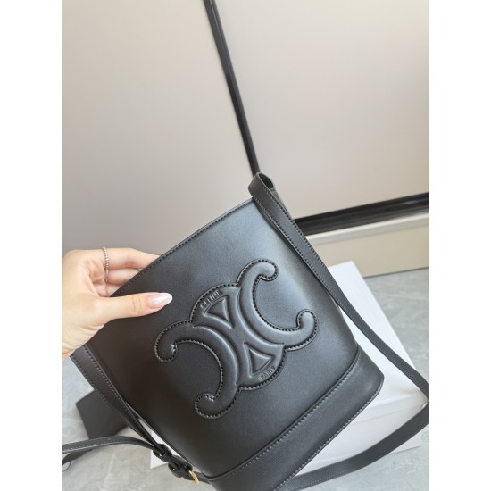 360 cuir bucket bag black Arc de Triomphe embossed full leather crossbody bucket understated simplicity casual small style belongs to the more you look the more you like the model of the classic cowhide leather texture superb with the picture package size