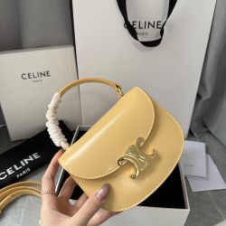 380 Arc de Triomphe handbag saddle bag yellow mini handbag hardware using pairs of zp real thick gold plating technology customized pairs of version cowhide leather playful and cute mini small bag with box packaging size 1551155cm
