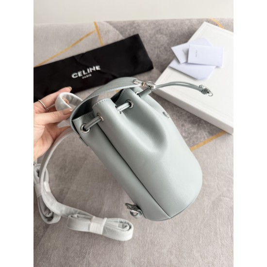 420 Arc de Triomphe backpack ice blue stars interpreted the new BONNIE small shoulders backpack charm super small and lovely body exquisite and practical iconic for the Arc de Triomphe logo add a sense of high class bag with a full set of packaging size 2